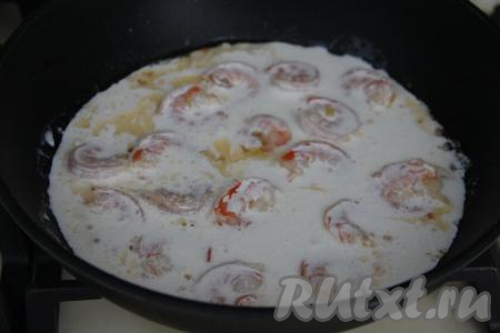 Влить сливки, посолить, приправить специями, перемешать, довести сливочно-чесночный соус до кипения и сразу убавить до минимума огонь.