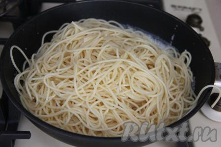 Затем добавить в сковороду спагетти, перемешать с креветками в сливочно-чесночном соусе. Подержать блюдо на небольшом огне в течение 2-3 минут, чтобы спагетти прогрелись, и убрать с огня.