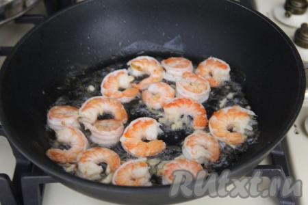 Обжарить креветки по 2 минуты с каждой стороны.