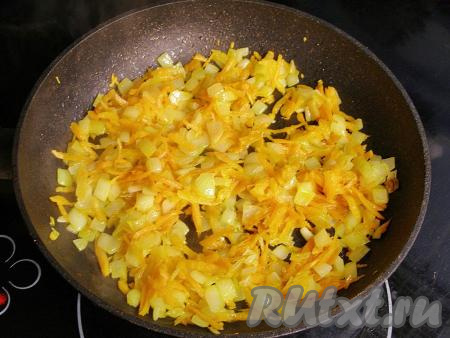 В сковородку наливаем растительное масло, разогреваем, затем выкладываем морковку с луком и обжариваем овощи минут 5-6 (до мягкости моркови), периодически перемешивая. Снимаем сковородку с огня и оставляем овощи немного остыть.