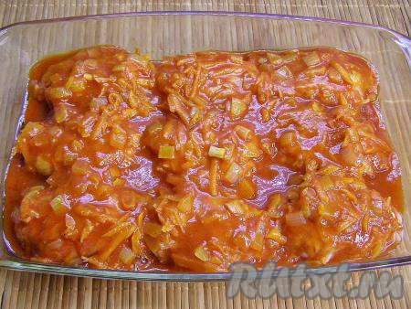 Ленивые голубцы с капустой, рисом и фаршем заливаем приготовленным томатным соусом и ставим форму в прогретую до 180 градусов духовку минут на 40-45.