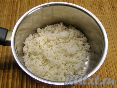 В кипящую чуть подсоленную воду всыпаем сухой рис, перемешиваем, после закипания варим рис на небольшом огне минут 10-12 (до полуготовности, то есть рис должен стать немного мягким снаружи, но внутри остаться твёрдым). Откидываем рис на дуршлаг, чтобы слить лишнюю воду (промывать отваренный рис не нужно) и оставляем остывать. Лучше всего для голубцов подойдёт круглозернистый рис, так как он более клейкий и голубцы во время тушения не развалятся.