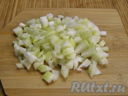 Луковицу очищаем и нарезаем на кубики среднего размера.