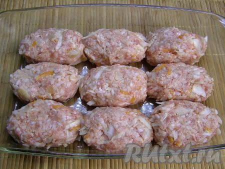 Из получившегося фарша формируем ленивые голубцы в виде овальных (или круглых) котлет. Форму для запекания смазываем растительным маслом и перекладываем в неё сформированные голубцы.