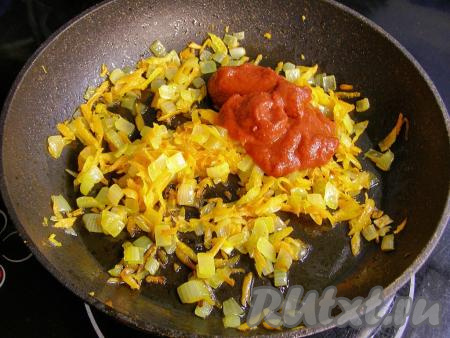 Для приготовления соуса в оставшуюся половину обжаренных овощей добавляем томатную пасту и перемешиваем.