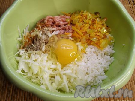 Фарш для приготовления голубцов можно взять как покупной, так и приготовленный в домашних условиях из кусочков мяса (например, индейки, курицы или, как у меня, из свинины и говядины), прокрученных через мясорубку. Перекладываем фарш в глубокую миску, добавляем остывший рис, капусту, половину обжаренных овощей, яйцо, соль (я всыпала 1 чайную ложку), специи по вкусу, хорошо перемешиваем.