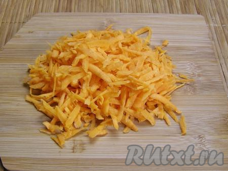 Натираем очищенную морковку на крупной тёрке.