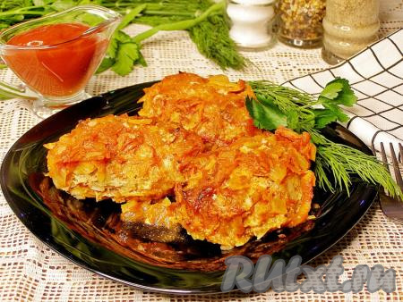 Аппетитные, нежные и сочные голубцы, приготовленные из фарша с капустой и рисом в томатном соусе, достаём из духовки и горячими подаём к столу. На гарнир к ним можно подать отварной рис, картофель, макароны, а также салат, свежие овощи и зелень.