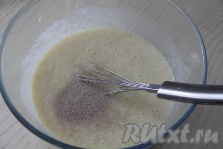 Влить оставшееся молоко, добавить дрожжи и перемешать.