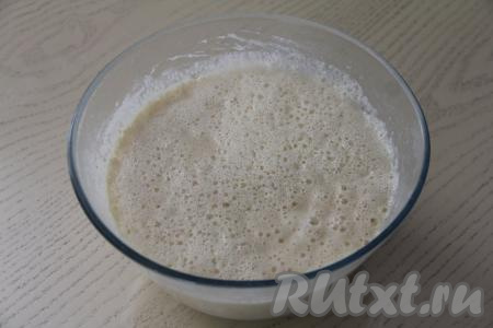 По прошествии времени тесто поднимется и запузырится. Перемешать тесто перед выпечкой первого блина. 