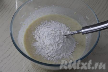 Всыпать в тесто просеянную муку.