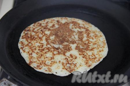 Затем перевернуть и продолжить выпекать с другой стороны. Аналогично испечь все блины, складывая их пышной стопочкой на тарелку. После жарки первого блина сковороду можно маслом не смазывать, но ориентируйтесь на качество покрытия вашей сковородки и, если будет такая необходимость, слегка смазывайте её маслом. Дрожжевое тесто я перемешивала только перед жаркой первого блина, в дальнейшем перемешивать тесто не нужно. Всего у меня получилось 15 аппетитных пшённых блинов.