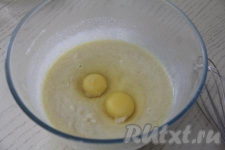 Всё молоко подогреть до тёплого состояния (примерно до 40 градусов). Затем влить 100 миллилитров тёплого молока к пшену и пробить ещё раз, уже тщательно, до однородности. Добавить яйца, перемешать венчиком.