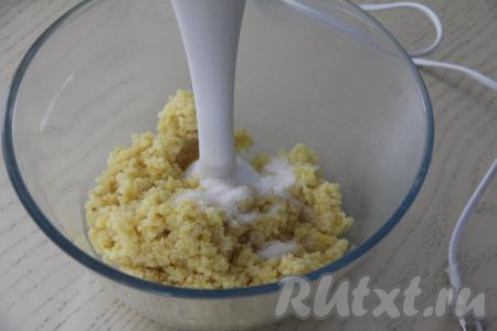 Затем переложить пшённую кашу в миску, добавить сахар, пробить погружным блендером практически до однородности.