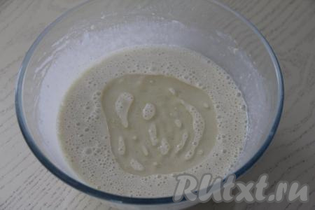 Влить растительное масло, перемешать, блинное тесто получится чуть гуще, чем на обычные блины. Оставить тесто в тёплом месте на 1 час.