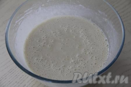 Перемешать блинное тесто венчиком до однородного состояния.