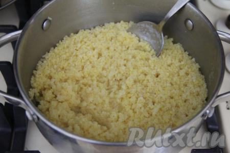 Убрать готовую пшённую кашу с огня, дать немного остыть.