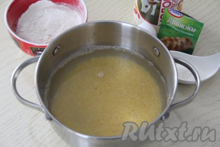 Пшено хорошо промыть холодной водой, затем дать стечь лишней воде. Переложить пшено в кастрюлю, влить 500 миллилитров холодной воды, добавить соль и поставить на сильный огонь, после закипания варить под крышкой на небольшом огне до полного испарения воды и мягкости пшена (ориентировочно в течение 20-25 минут).