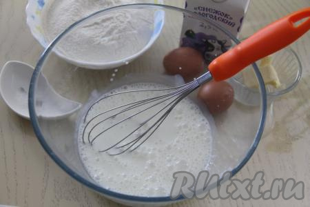 В достаточно глубокую миску влить 250 миллилитров "Снежка", добавить соду, тщательно перемешать венчиком и оставить на 3-5 минут. За это время сода полностью погасится в кисломолочном продукте, поэтому поверхность "Снежка" покроется пузырьками.