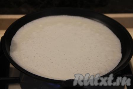 Сковороду хорошо разогреть, слегка смазать растительным маслом, влить немного теста, равномерно распределяя его по дну сковородки.