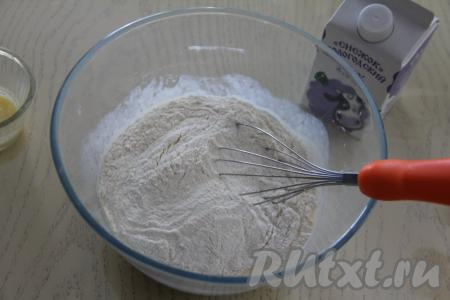 Всыпать просеянную муку, соль и ванильный сахар.&nbsp;