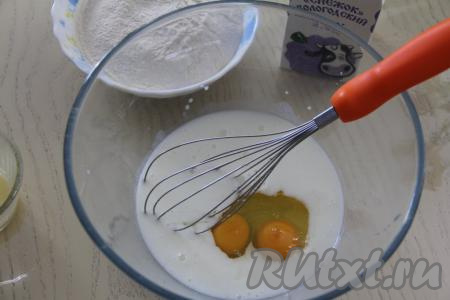 Затем в смесь "Снежка" и соды добавить яйца, перемешать венчиком.