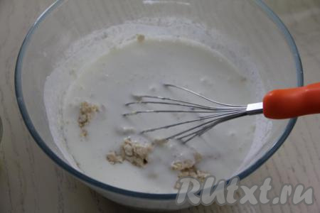 Очень хорошо перемешать тесто, оно получится густым и однородным. Влить оставшиеся 250 миллилитров "Снежка", перемешать.