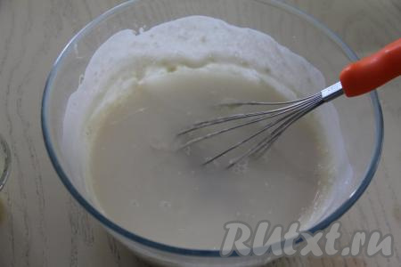 Затем тонкой струйкой, постоянно перемешивая блинное тесто венчиком, влить горячую воду.