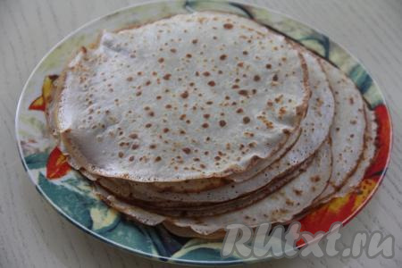 Периодически перемешивая тесто, постепенно пожарить все блинчики, складывая их аппетитной горочкой на тарелку. Я жарила на сковороде диаметром 20 сантиметров, у меня получилось 17 блинов.