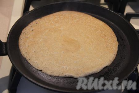 Жарить блин на среднем огне до подрумянивания с двух сторон, затем переложить аппетитный блинчик на тарелку. В принципе, после жарки первого блина сковороду в дальнейшем маслом можно не смазывать, но ориентируйтесь на качество покрытия вашей сковороды.