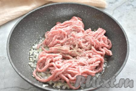 Для этого пирога можно взять фарш из любого мяса, я пропустила кусочки свинины через мясорубку. К луку, обжаренному до мягкости, добавляем фарш, по вкусу его солим и перчим.