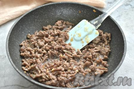 Обжариваем фарш с луком минут 8-10, постоянно перемешивая и разделяя крупные кусочки фарша лопаткой. Затем убираем с огня и даём фаршу с луком остыть.