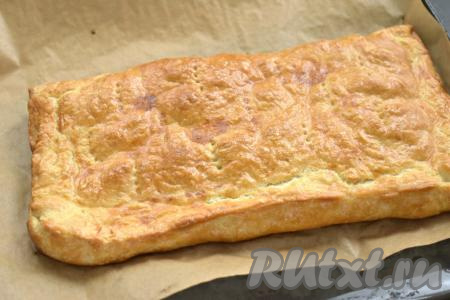 Отправляем противень в духовку, разогревшуюся до 180 градусов, выпекаем пирог с фаршем и сыром минут 20-25 (слоёное тесто должно покрыться румяной корочкой).