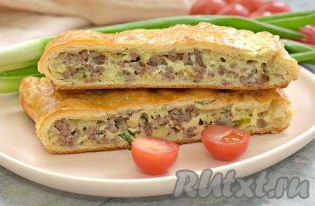 Достаём готовый пирог из слоёного теста из духовки, немного остужаем, нарезаем на кусочки и подаём к столу. Уверена, этот вкусный пирог с сочной начинкой из фарша и сыра понравится многим!