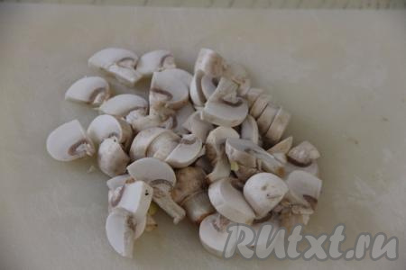 Шампиньоны нарезаем на небольшие кусочки.