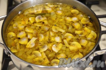 Накрываем кастрюлю с куриным супом с гречкой и грибами крышкой, оставляем настояться минут на 10.