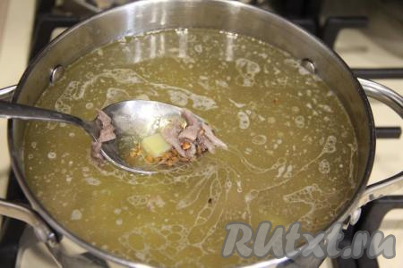 Как только бульон закипит, выкладываем в него мясо, нарезанное на небольшие кусочки, и картошку, нарезанную на средние кубики. Гречку перебираем, промываем водой и тоже добавляем в кастрюлю. Даём бульону закипеть и варим суп на небольшом огне 10 минут.&nbsp;