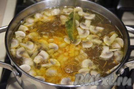 После того как гречневый суп с грибами и курицей проварится 7 минут, добавляем в кастрюлю обжаренные овощи, даём закипеть и варим на умеренном огне 5 минут. Затем добавляем соль, лавровый лист, специи, даём закипеть, провариваем ещё минуты 2 на небольшом огне и убираем с огня.
