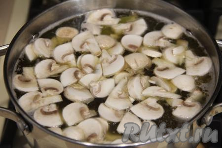После того как гречневый суп проварится 10 минут с момента закипания, добавляем в него грибы, даём закипеть и варим на небольшом огне 7 минут.
