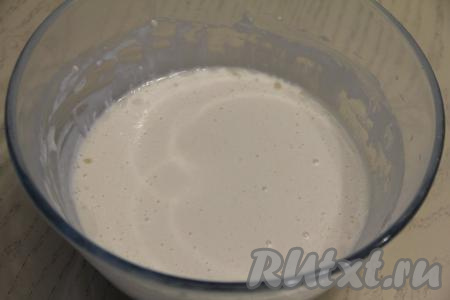 Тесто для блинов, замешанное на молоке, сметане и кипятке, должно получиться в меру густым, без комочков, напоминающим жидкий кефир. Дать блинному тесту постоять 10-15 минут.