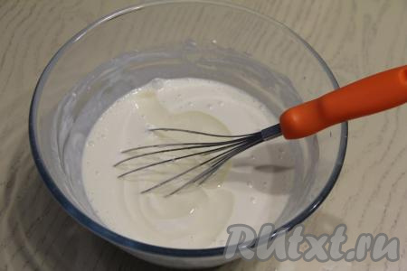 Перемешать тесто до однородности. Последним в тесто добавить растительное масло и перемешать. Растительное масло добавляется в блинное тесто, чтобы блины не приставали к сковороде во время жарки и лучше переворачивались.