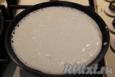 Сковороду слегка смазать растительным маслом, хорошо разогреть (я смазывала сковородку маслом только перед жаркой первого блина, но многое зависит от качества покрытия сковороды, на которой вы готовите), влить половник теста. Равномерно распределить тесто по дну сковородки. Жарить блин до подрумянивания снизу.