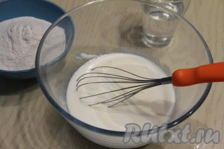 Перемешать массу венчиком до однородности, влить молоко и ещё раз перемешать.