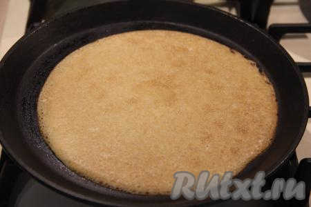 Затем перевернуть и жарить до румяности с другой стороны.