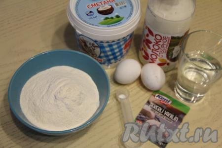 Подготовить продукты для приготовления блинов на сметане с молоком и кипятком. Желательно, чтобы яйца, сметана и молоко были комнатной температуры, поэтому достаньте их из холодильника заранее.