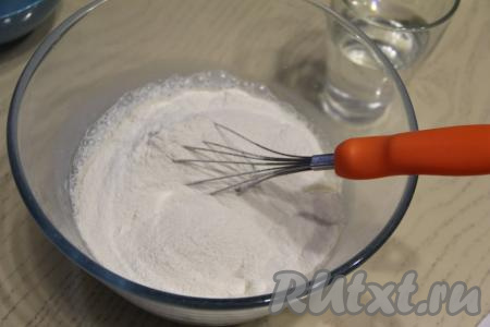 Всыпать частями в миску просеянную муку, каждый раз тщательно вмешивая её в тесто. Блинное тесто, замешанное на сметане и молоке, получится густым.