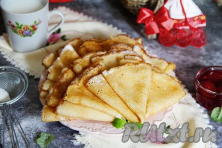 Эластичные, вкусные, нежные блины, замешанные на сметане, молоке и кипятке, подать к столу с вареньем, мёдом или сгущёнкой.