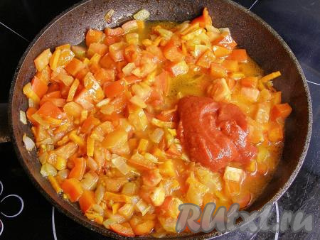 Добавляем к протушившимся овощам томатную пасту, перемешиваем, прогреваем 1-2 минуты.