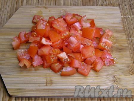 С помидоров, по желанию, удаляем шкурку, затем нарезаем на небольшие кубики.