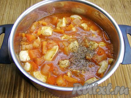 Протушившиеся овощи перекладываем в кастрюлю с обжаренными кусочками курицы, вливаем 200-250 миллилитров воды (мясо и овощи должны быть полностью покрыты водой), солим, перчим, перемешиваем. При желании можно долить и больше воды.